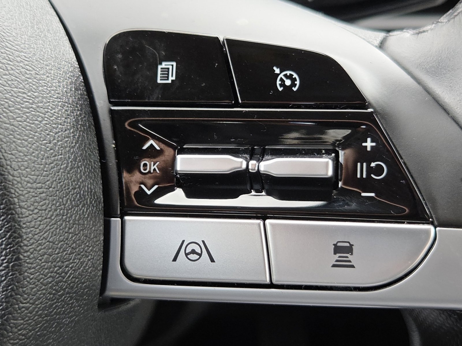 Used 2021 Hyundai Elantra Limited image 10