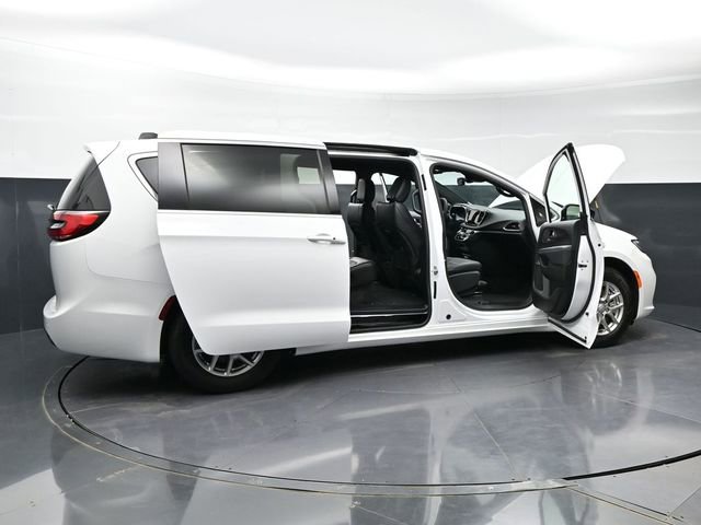 Used 2025 Chrysler Pacifica Select image 50