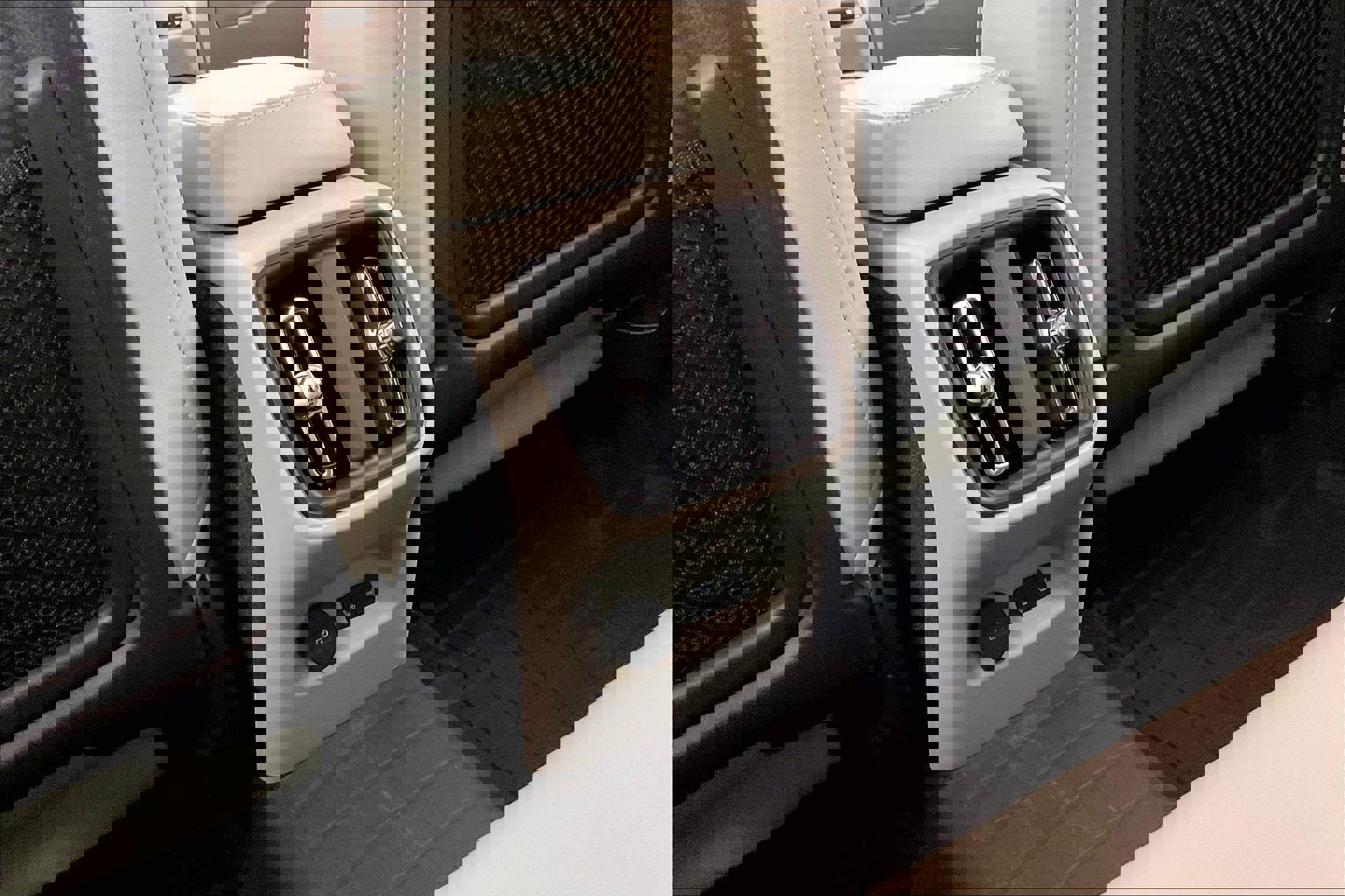 Used 2025 Volvo XC40 B5 Plus w/ Protection Package Premier AWD/4WD image 36