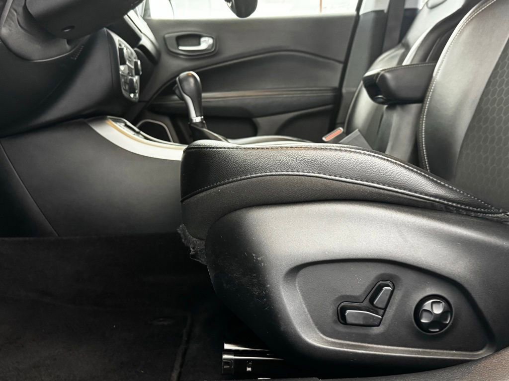 Used 2018 Jeep Compass Latitude w/ Popular Equipment Group FWD image 9