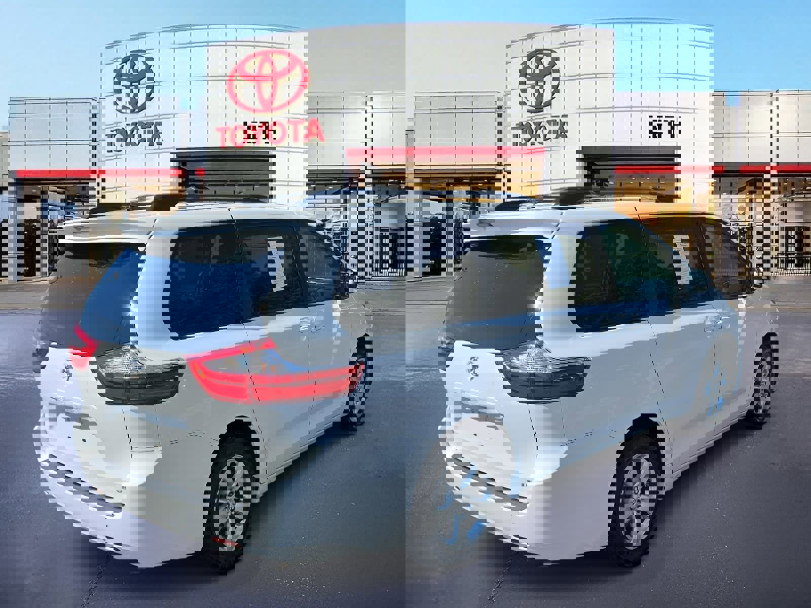 Used 2017 Toyota Sienna LE image 5