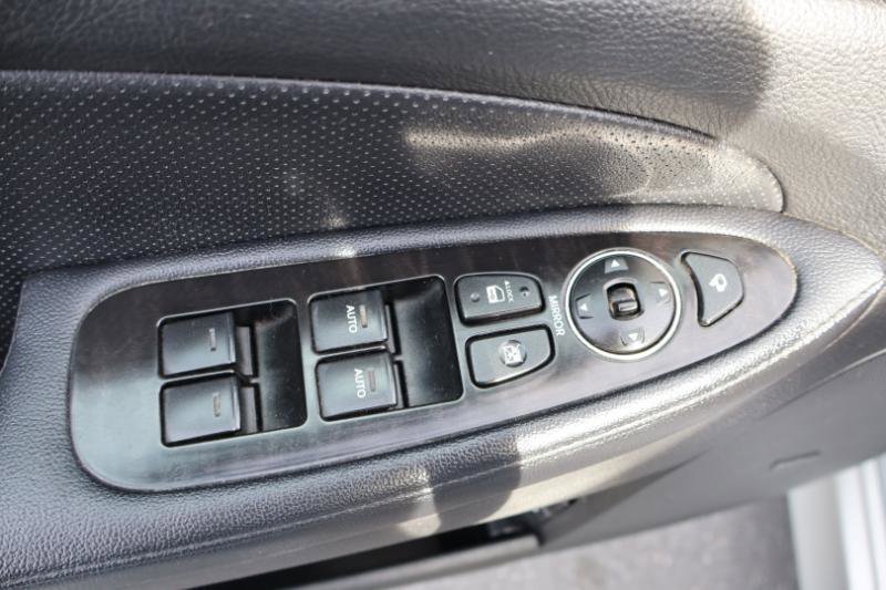 Used 2013 Hyundai Genesis 3.8 w/ Premium Pkg image 12