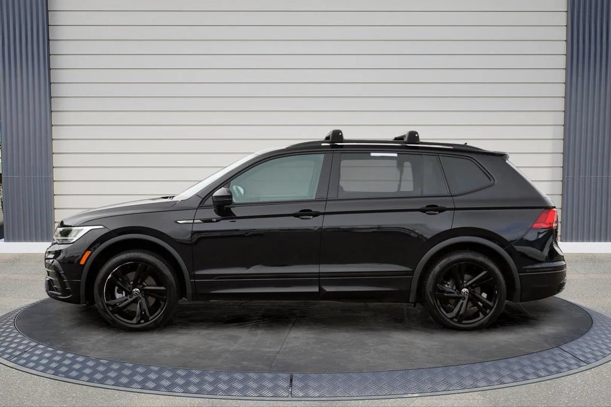 Used 2024 Volkswagen Tiguan SE R-Line AWD/4WD image 4