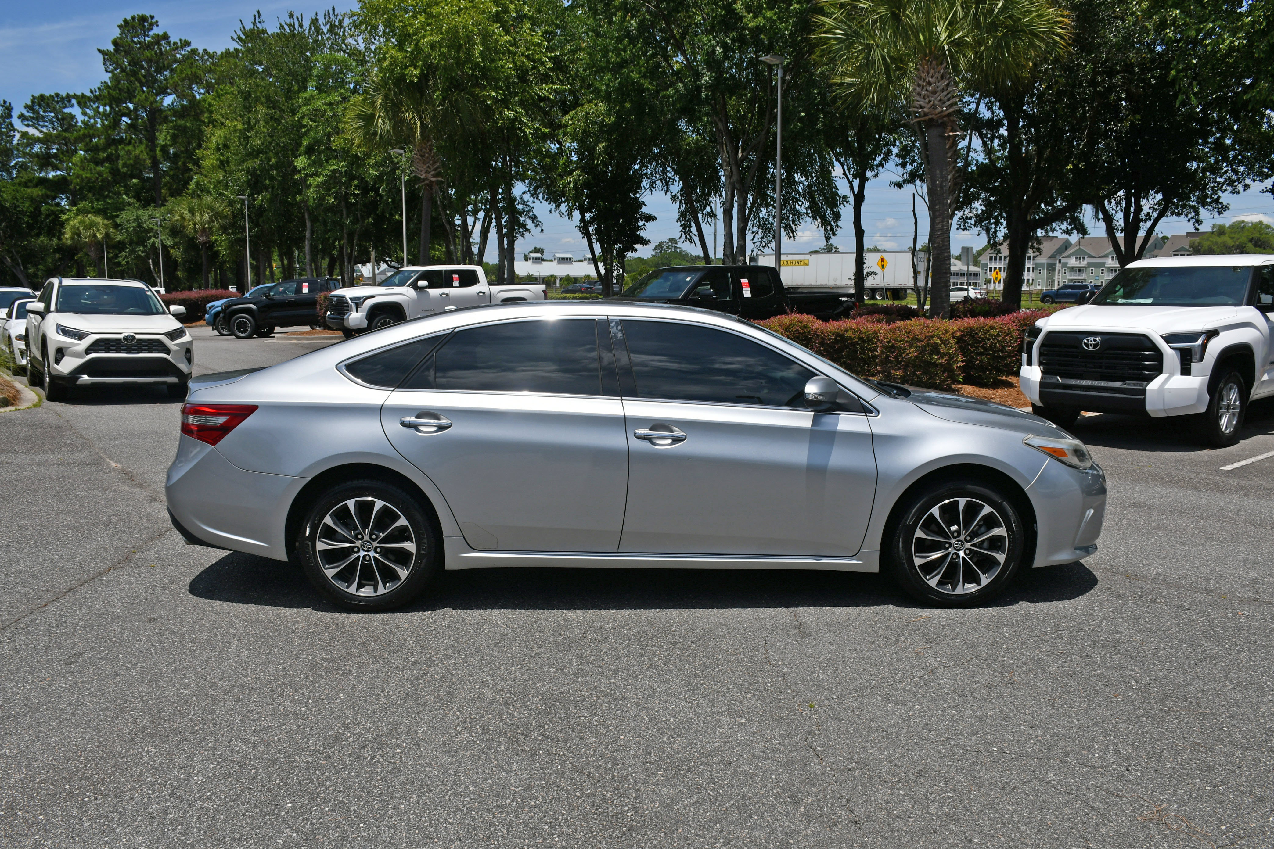 Used 2018 Toyota Avalon XLE FWD image 5
