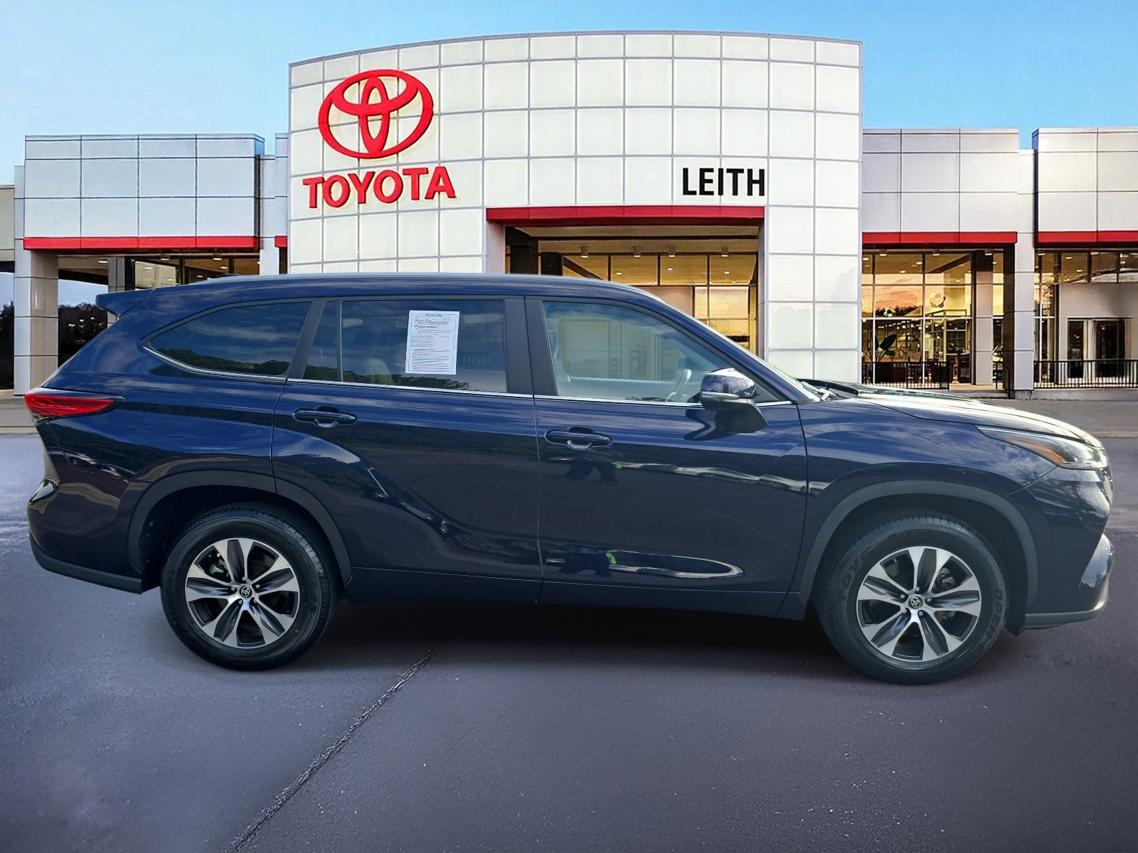 Used 2023 Toyota Highlander XLE image 4