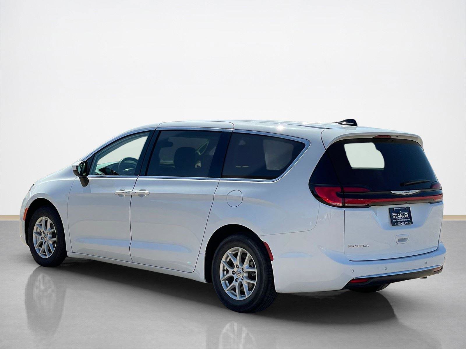 Used 2023 Chrysler Pacifica Touring-L image 5