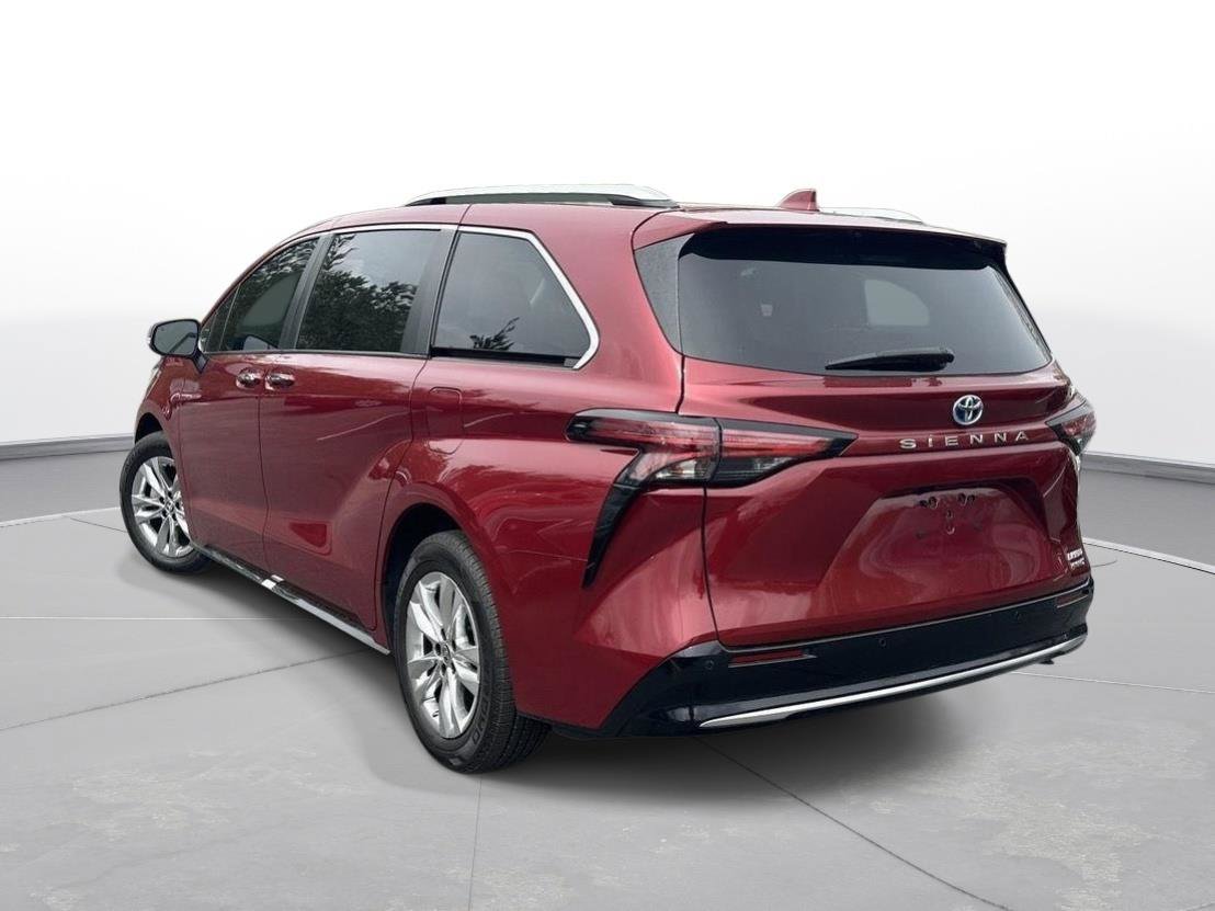 Used 2023 Toyota Sienna Limited image 8