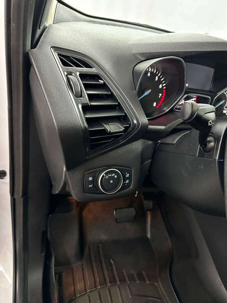 Used 2018 Ford Escape SE w/ SE Sync 3 Package AWD/4WD image 13