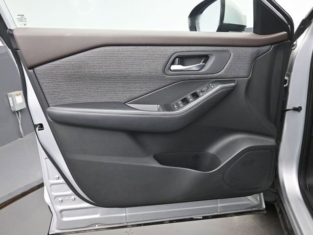 Used 2023 Nissan Rogue SV FWD image 12