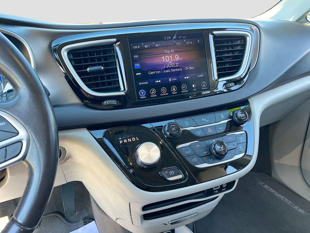 Used 2017 Chrysler Pacifica Touring-L image 14