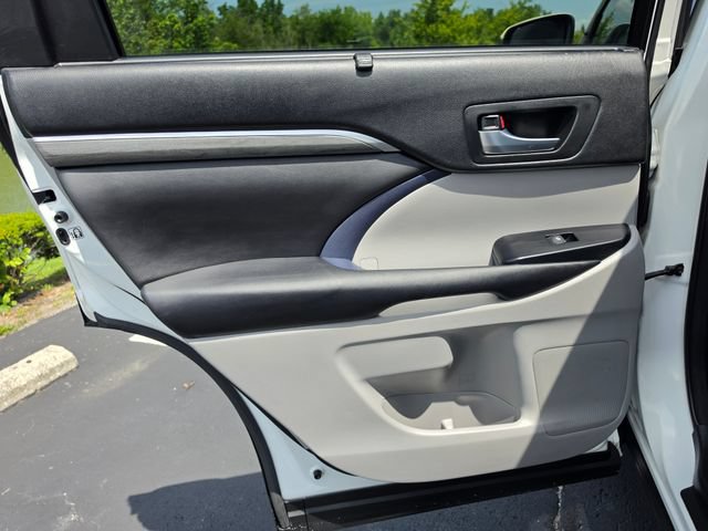 Used 2018 Toyota Highlander Limited AWD/4WD image 25