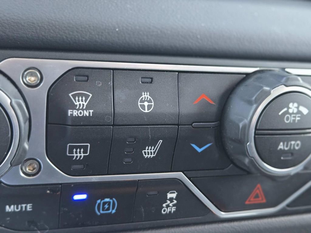 Used 2025 Jeep Wrangler Unlimited Sahara image 29