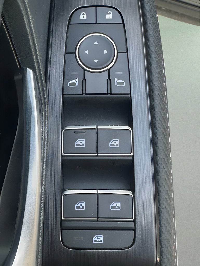 New 2026 Nissan Kicks SR FWD image 23