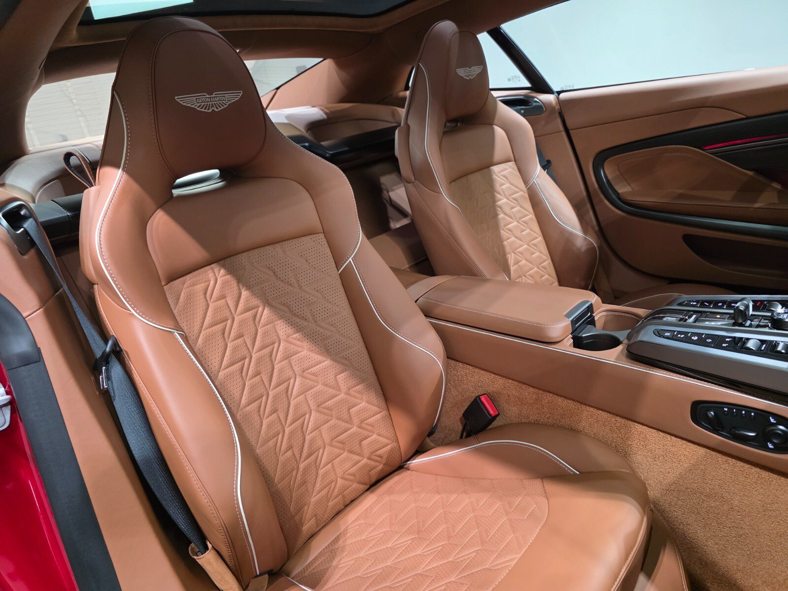 Used 2025 Aston Martin Vanquish RWD image 21