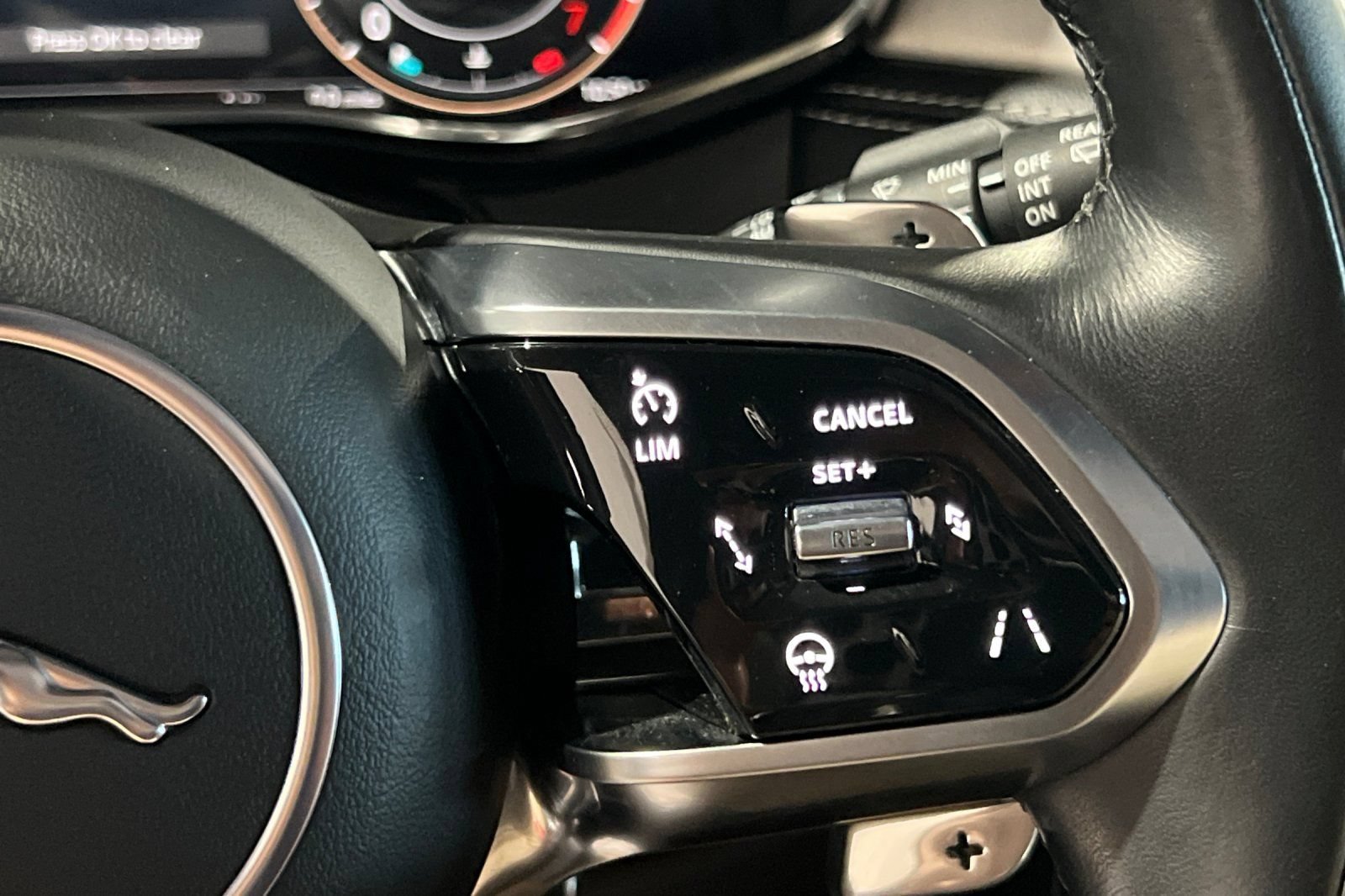 Used 2025 Jaguar F-PACE R-Dynamic S AWD/4WD image 32