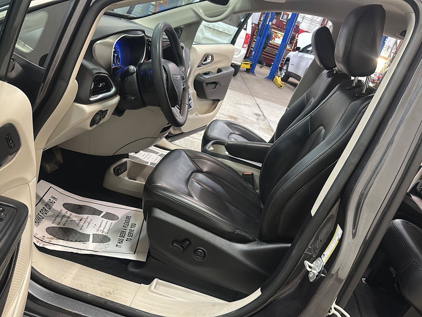 Used 2023 Chrysler Pacifica Touring-L FWD image 15