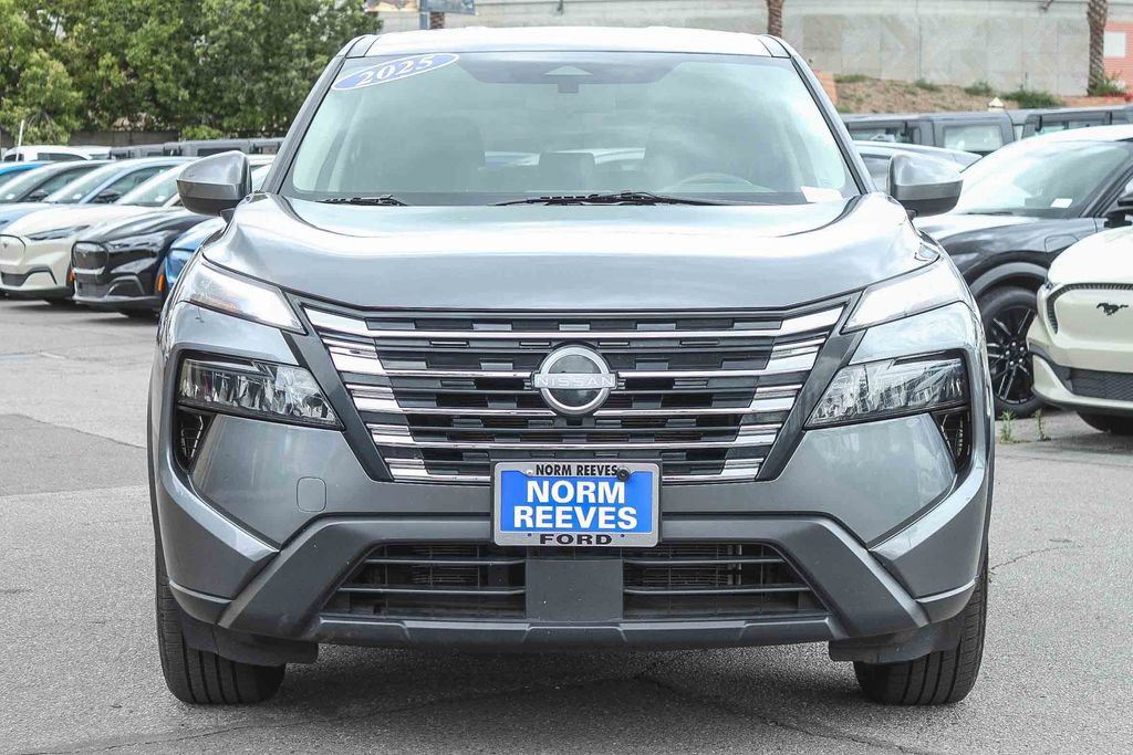 Used 2025 Nissan Rogue SV FWD image 2