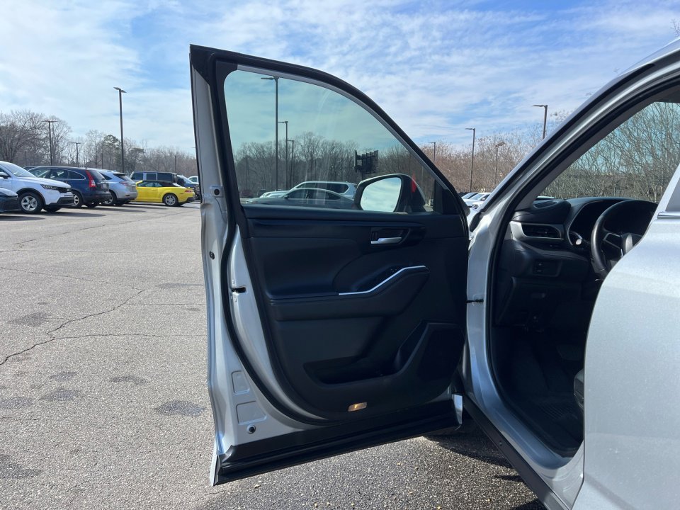 Certified 2025 Toyota Highlander XLE image 35