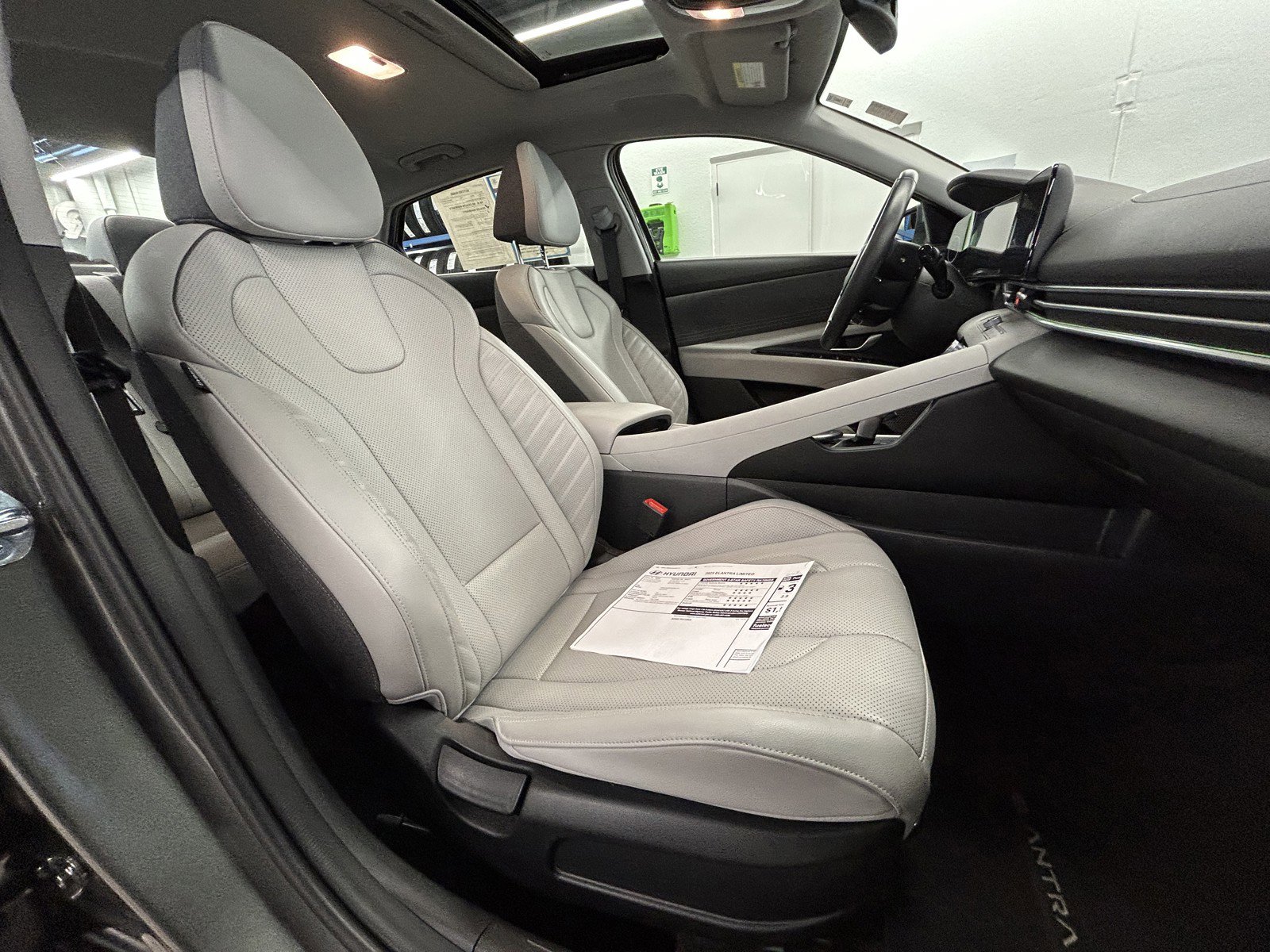 Used 2025 Hyundai Elantra Limited image 19