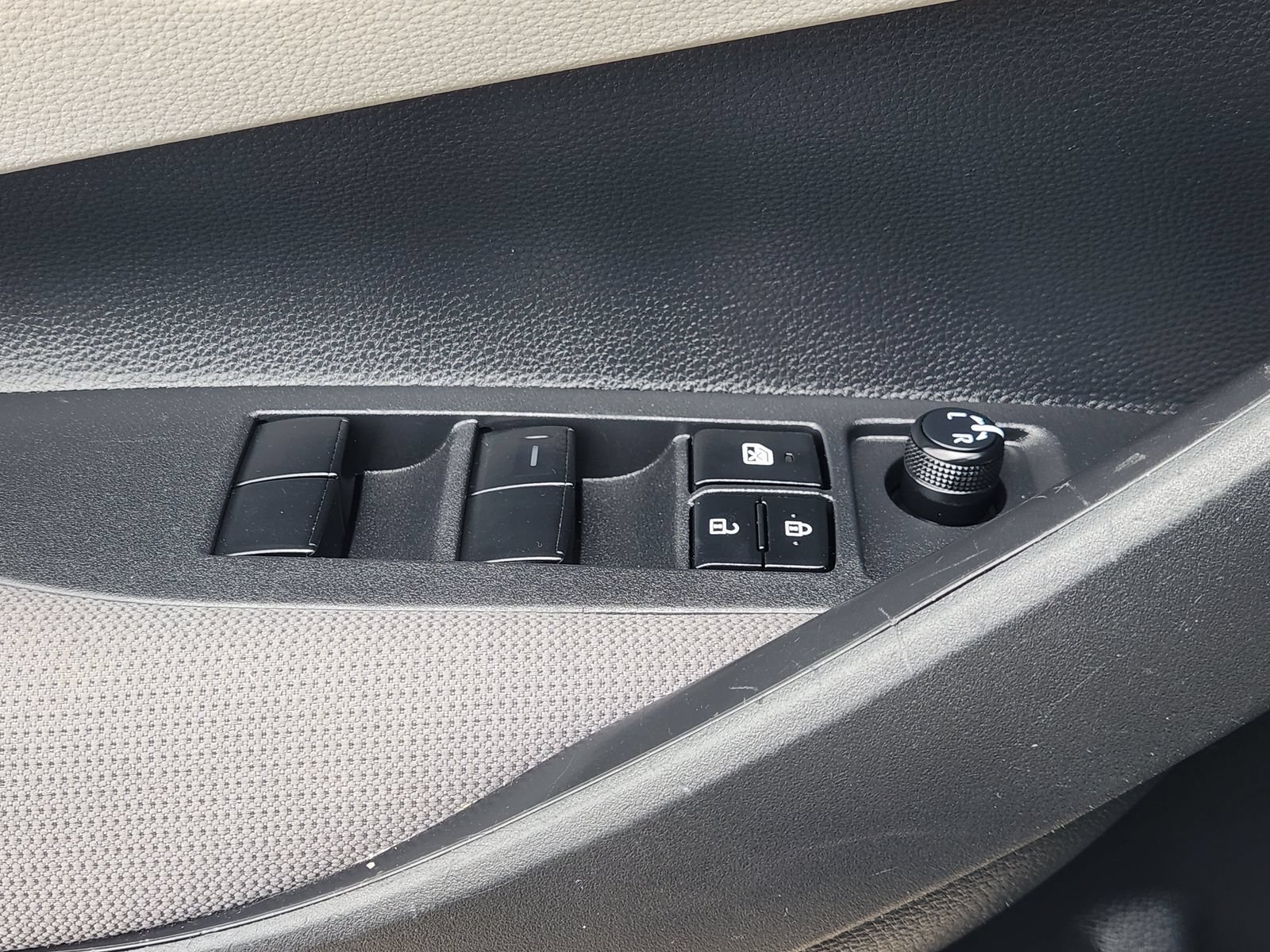Used 2025 Toyota Corolla LE FWD image 28