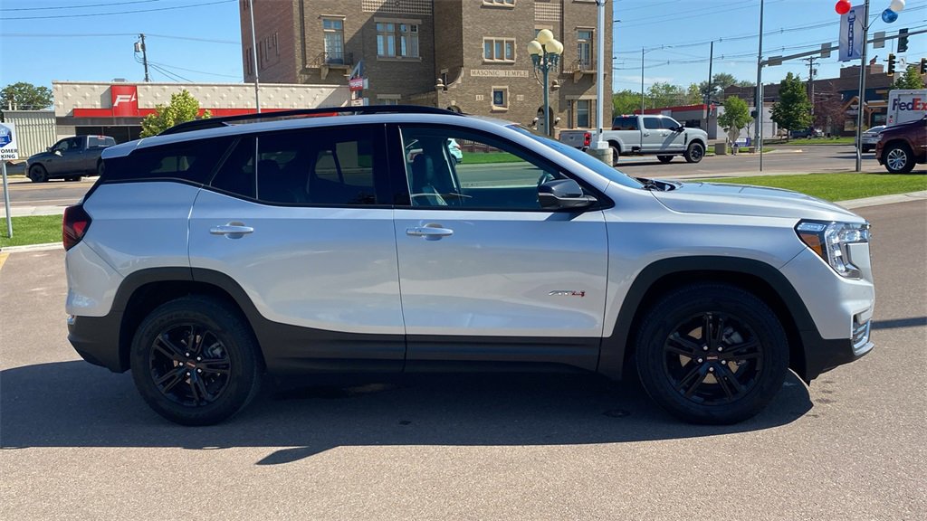Used 2022 GMC Terrain AT4 image 4