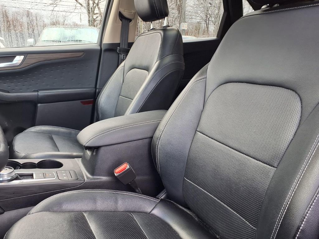 Used 2020 Ford Escape Titanium image 3