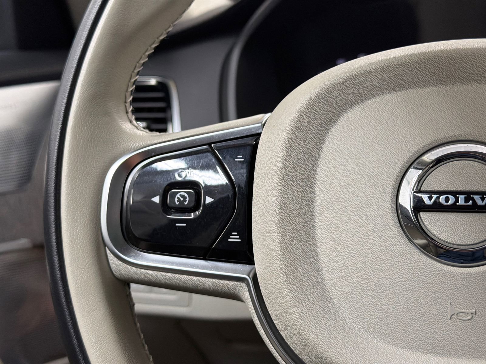 Used 2024 Volvo XC90 T8 Ultimate w/ Lounge Package image 24