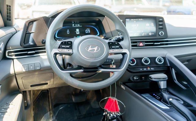 Used 2024 Hyundai Elantra SE FWD image 13