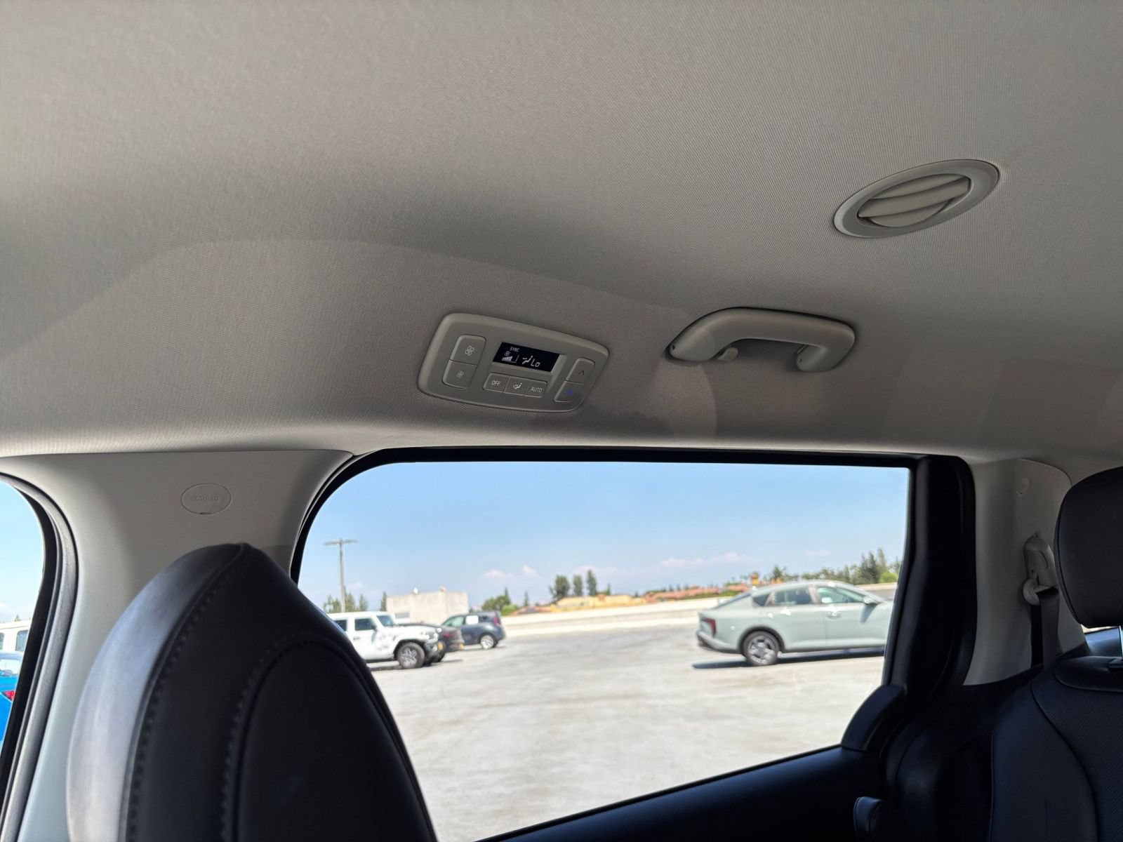 Used 2026 Kia Carnival FWD image 24