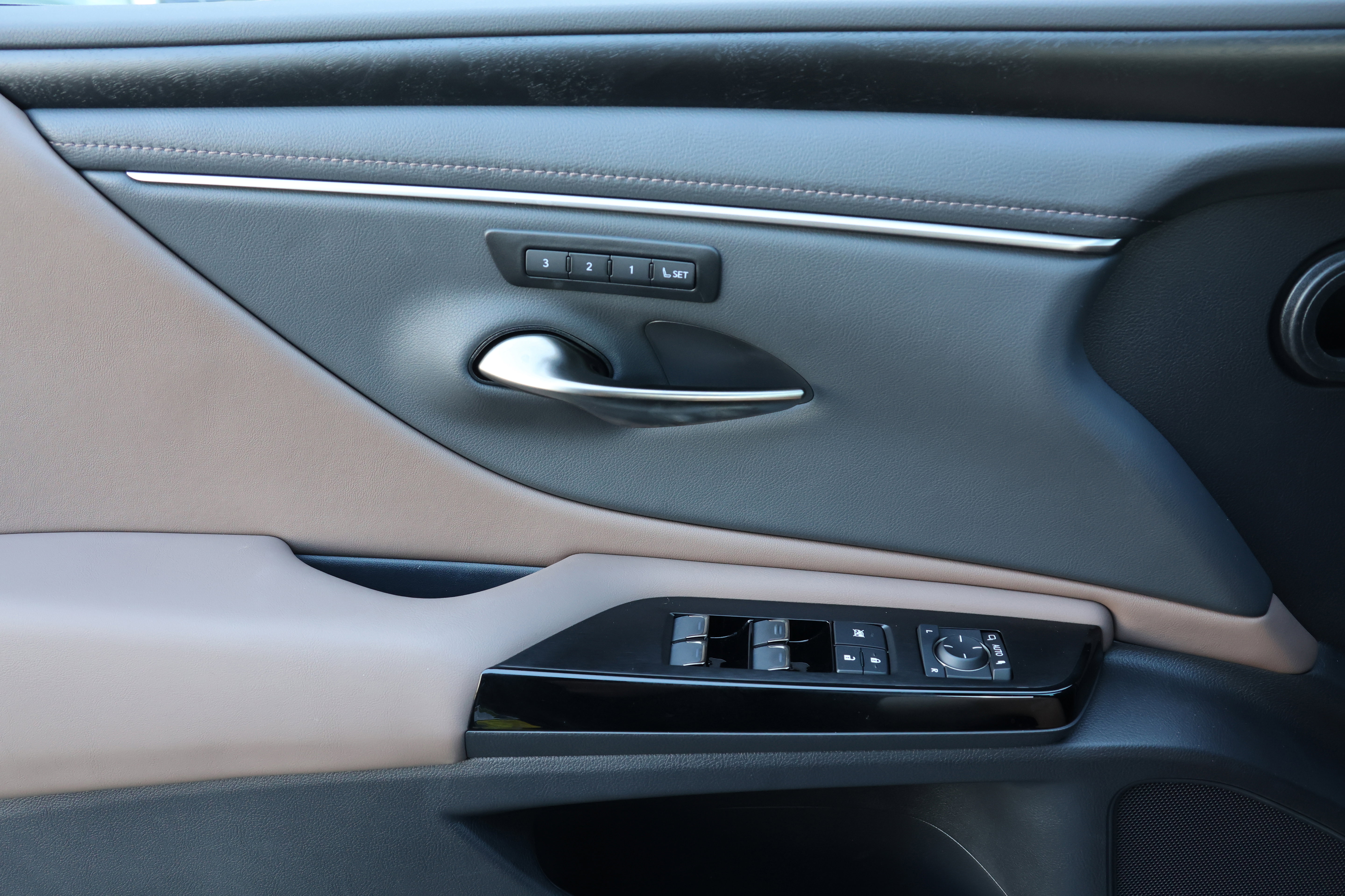 Used 2025 Lexus ES 350 w/ Premium Package image 12