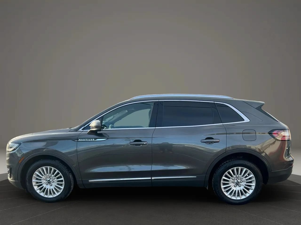 Used 2019 Lincoln Nautilus Premier AWD/4WD image 8