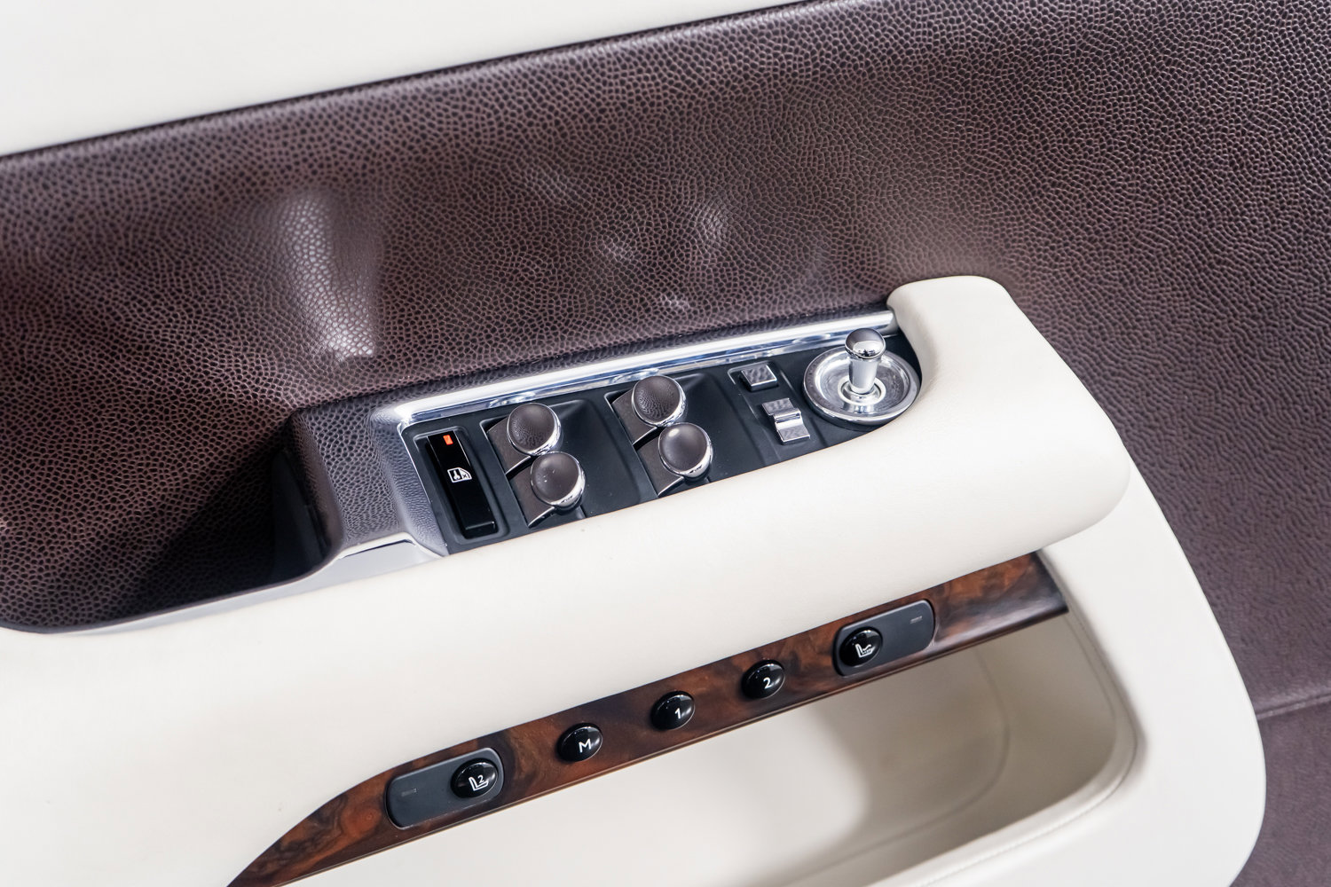 Used 2017 Rolls-Royce Dawn image 37