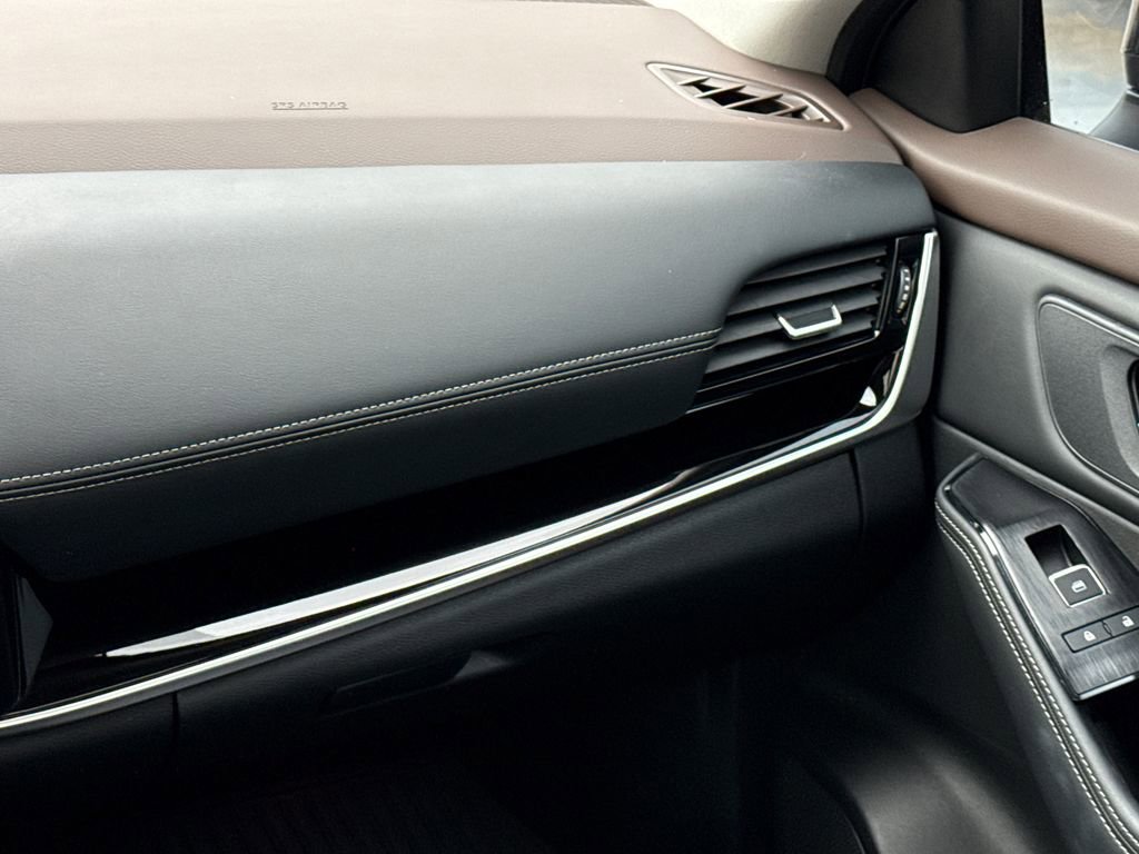 Used 2023 Nissan Rogue SL w/ SL Premium Package image 16