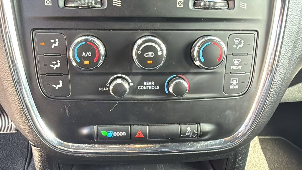 Used 2018 Dodge Grand Caravan SE image 35