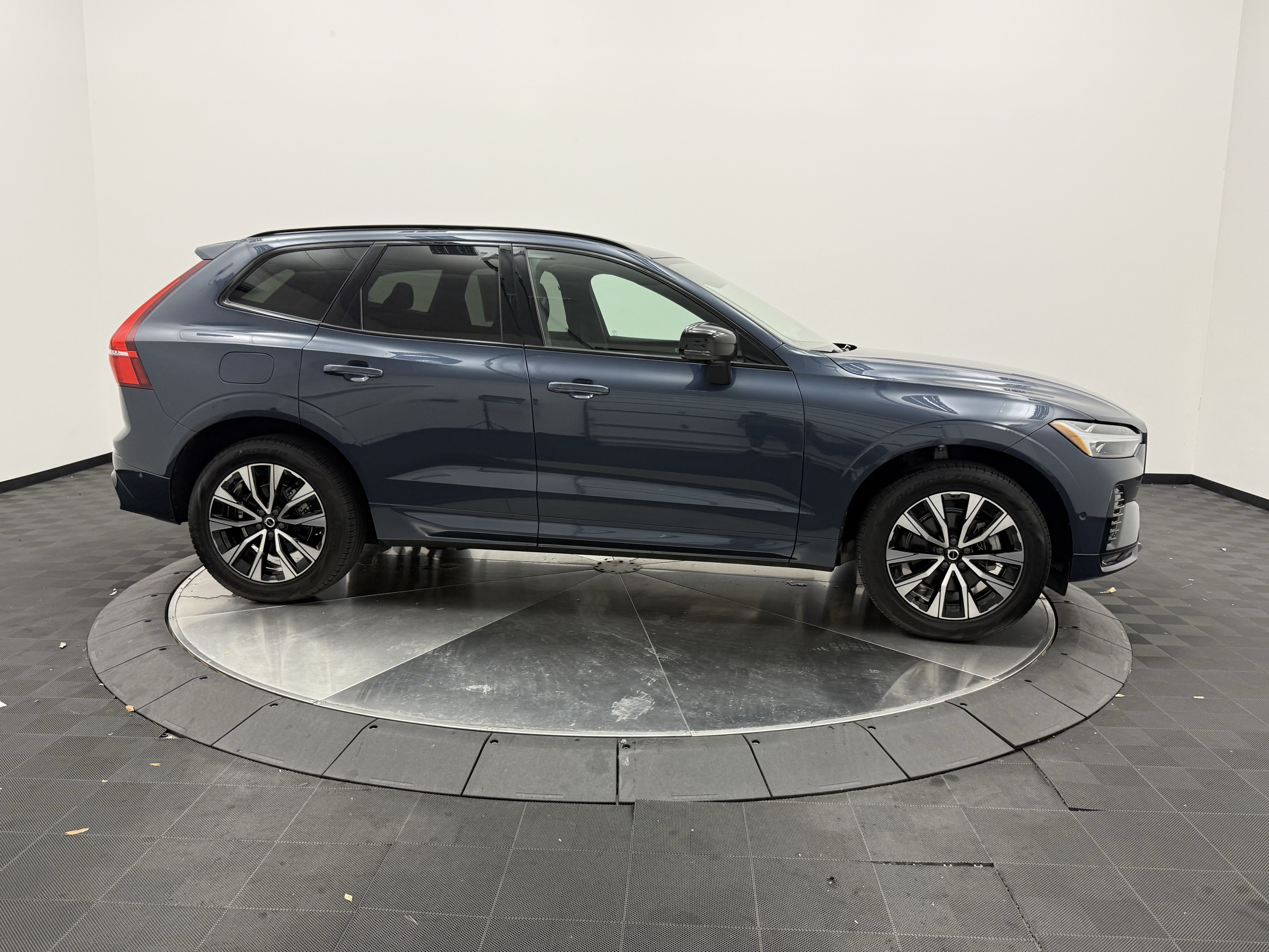 Certified 2024 Volvo XC60 B5 Plus AWD/4WD image 8
