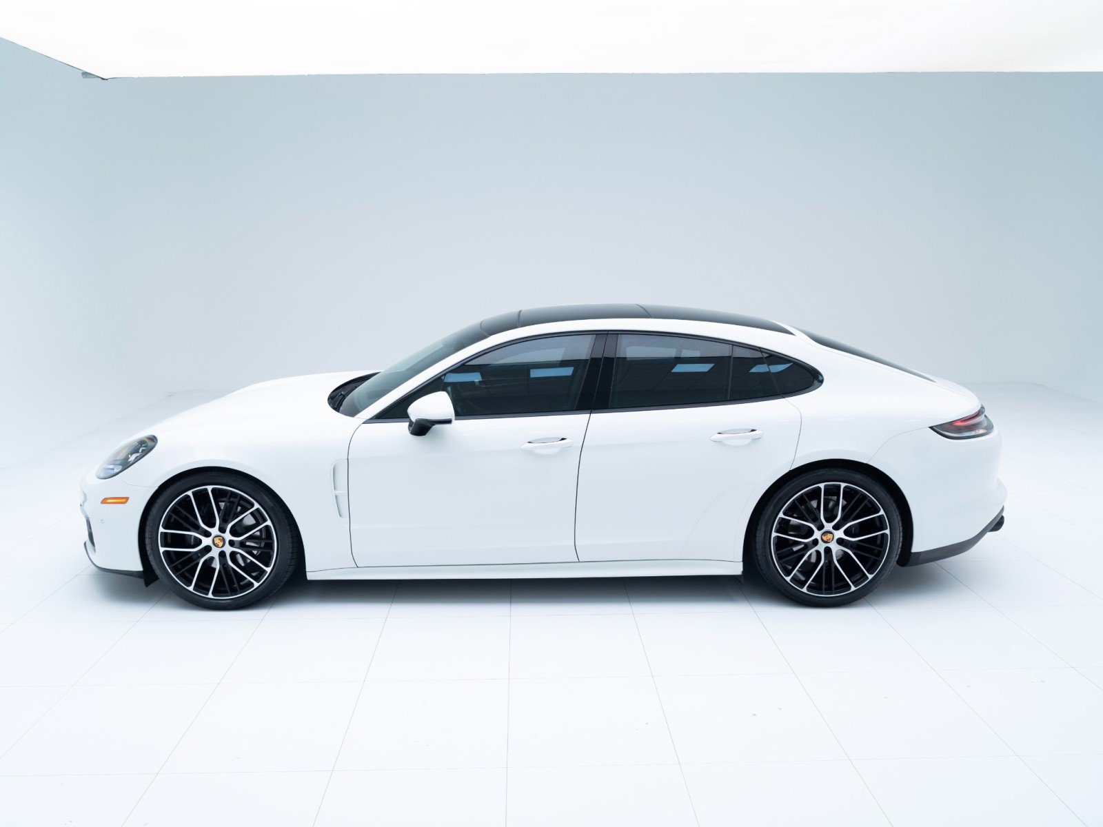 Certified 2023 Porsche Panamera Platinum Edition image 2