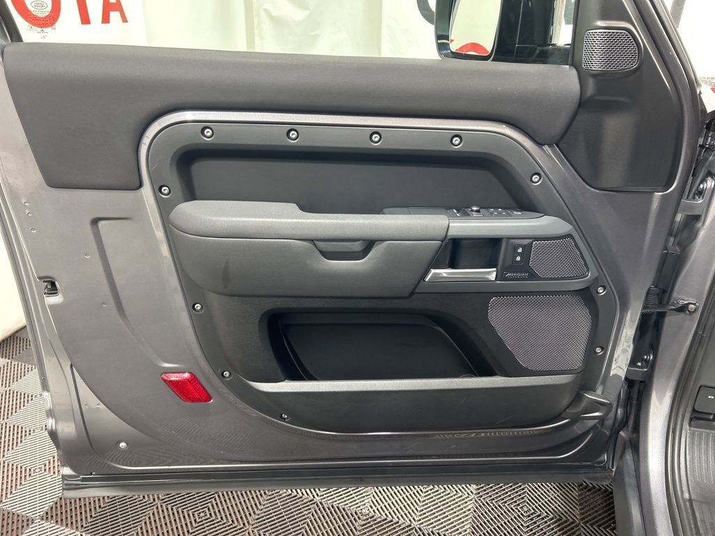 Used 2022 Land Rover Defender 90 X-Dynamic SE image 18