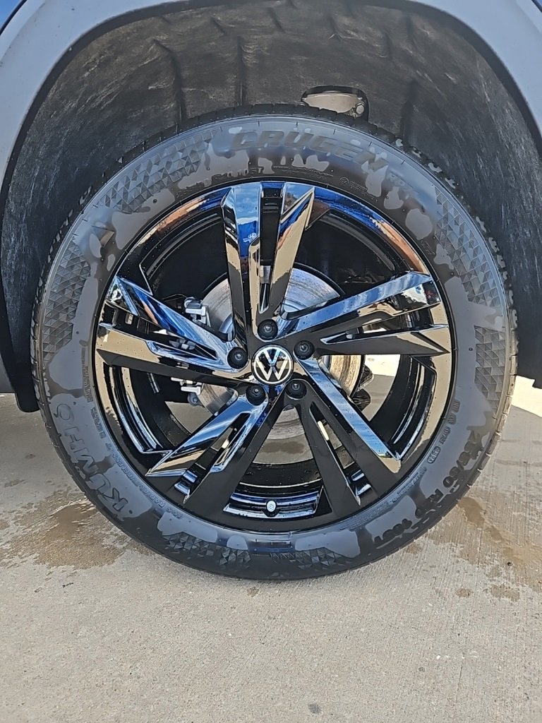 New 2026 Volkswagen Atlas Cross Sport SEL R-Line image 9