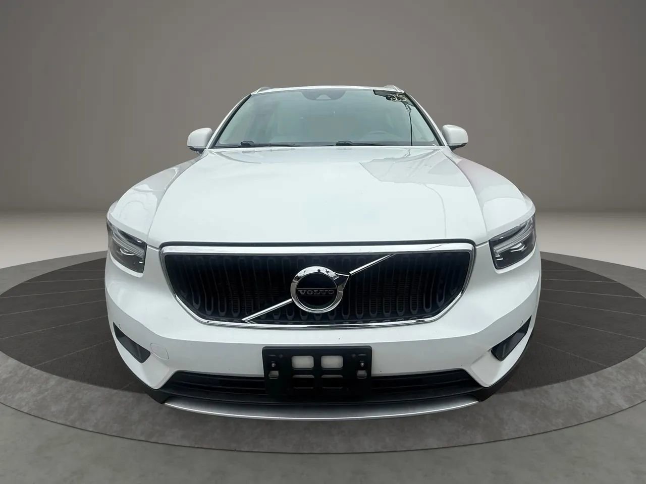 Used 2022 Volvo XC40 T5 Momentum image 2