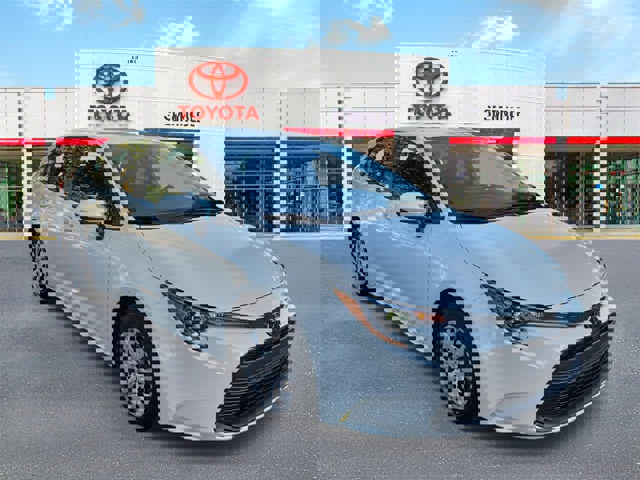 Used 2025 Toyota Corolla LE image 2