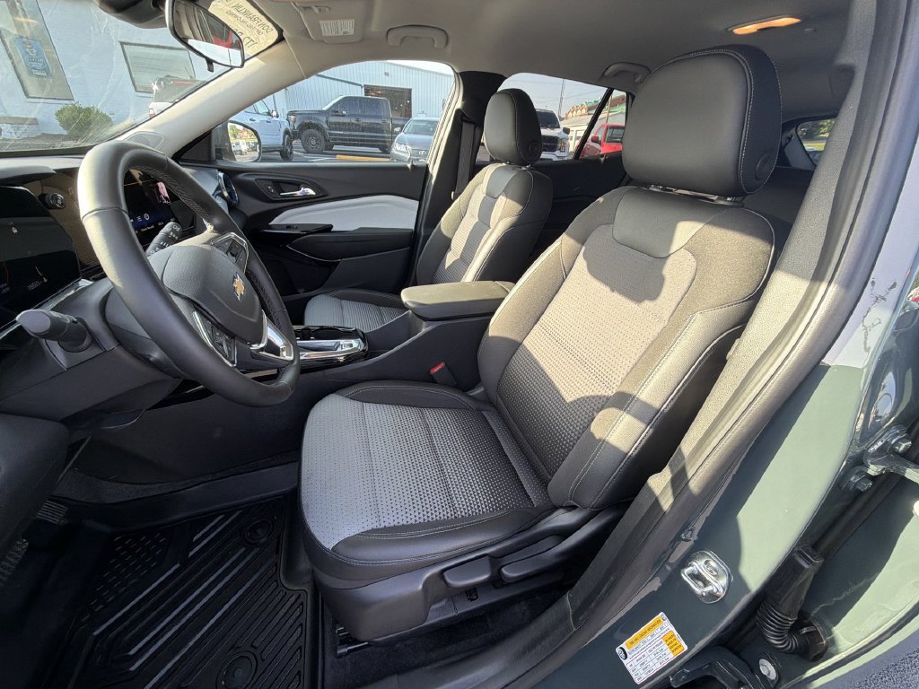 Used 2025 Chevrolet Trax LT w/ Driver Confidence Package FWD image 17