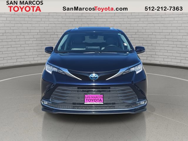 Used 2024 Toyota Sienna Limited image 2