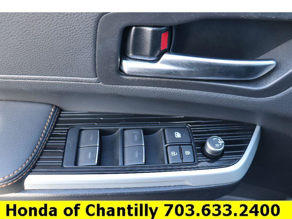 Used 2025 Toyota Sienna XLE Woodland Edition image 24