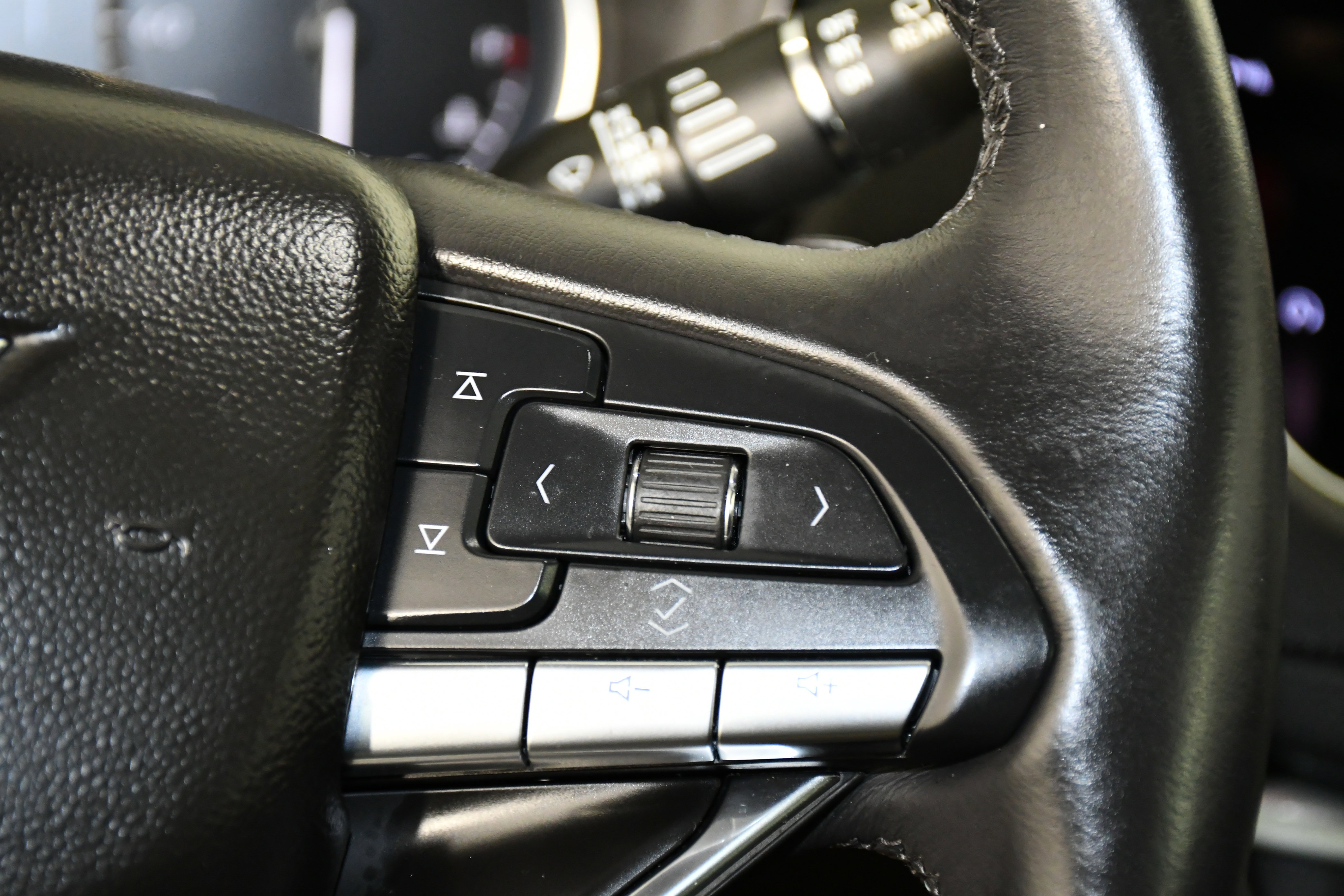 Used 2025 Cadillac XT6 Luxury image 21