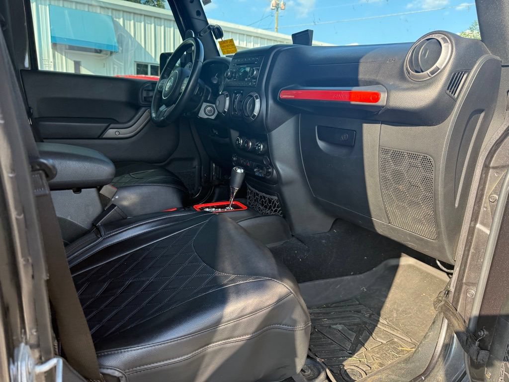 Used 2017 Jeep Wrangler Unlimited Rubicon w/ Connectivity Group AWD/4WD image 35