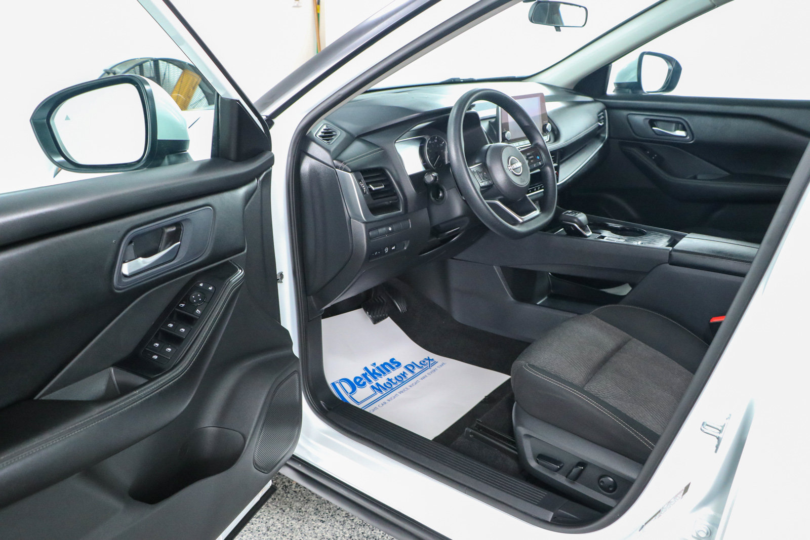 Used 2024 Nissan Rogue SV FWD image 3