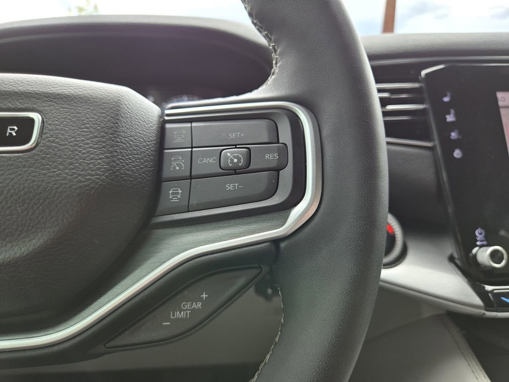 Used 2025 Jeep Wagoneer Series II AWD/4WD image 19