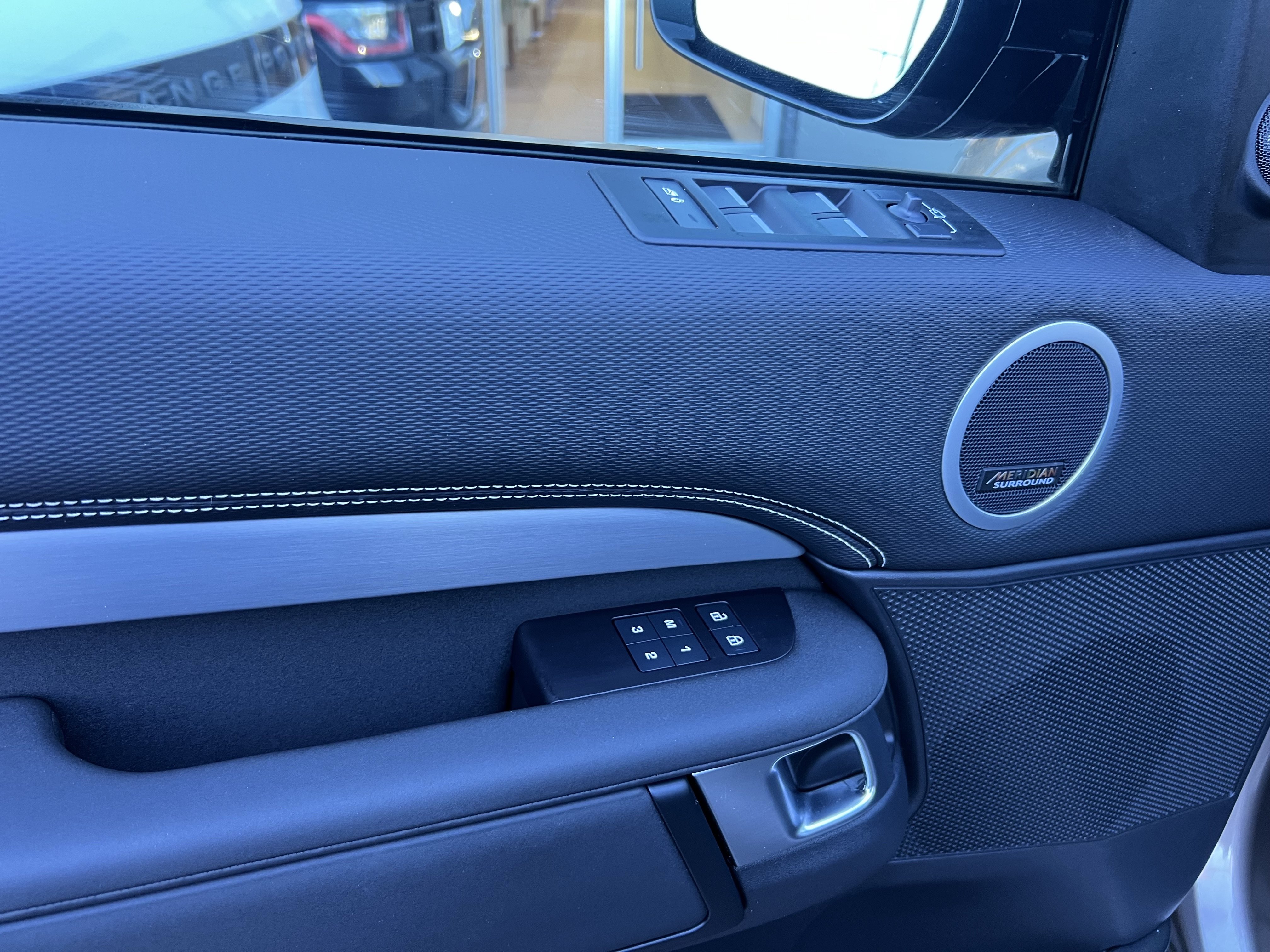 Certified 2025 Land Rover Discovery Dynamic SE AWD/4WD image 14