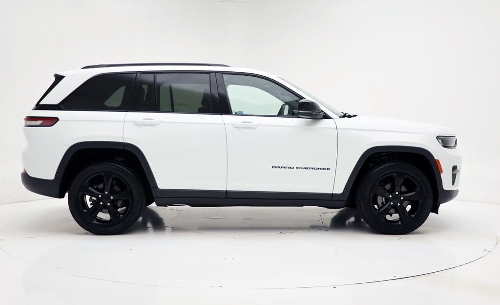 Used 2023 Jeep Grand Cherokee Altitude AWD/4WD image 3