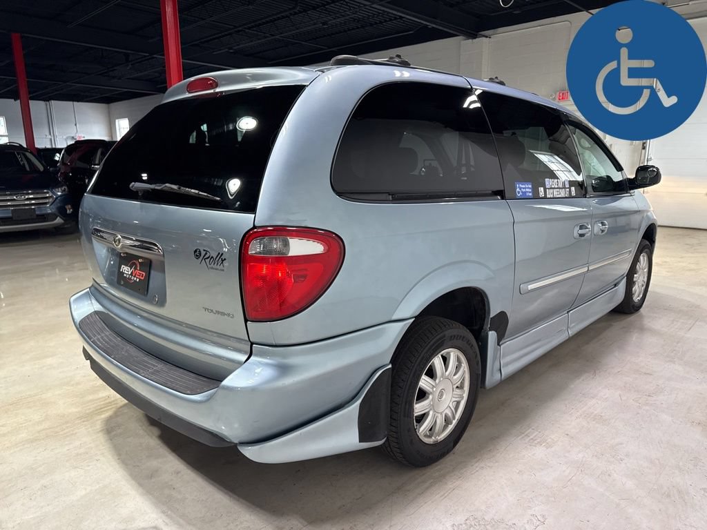 Used 2005 Chrysler Town & Country Touring w/ Leather Interior Group FWD image 7